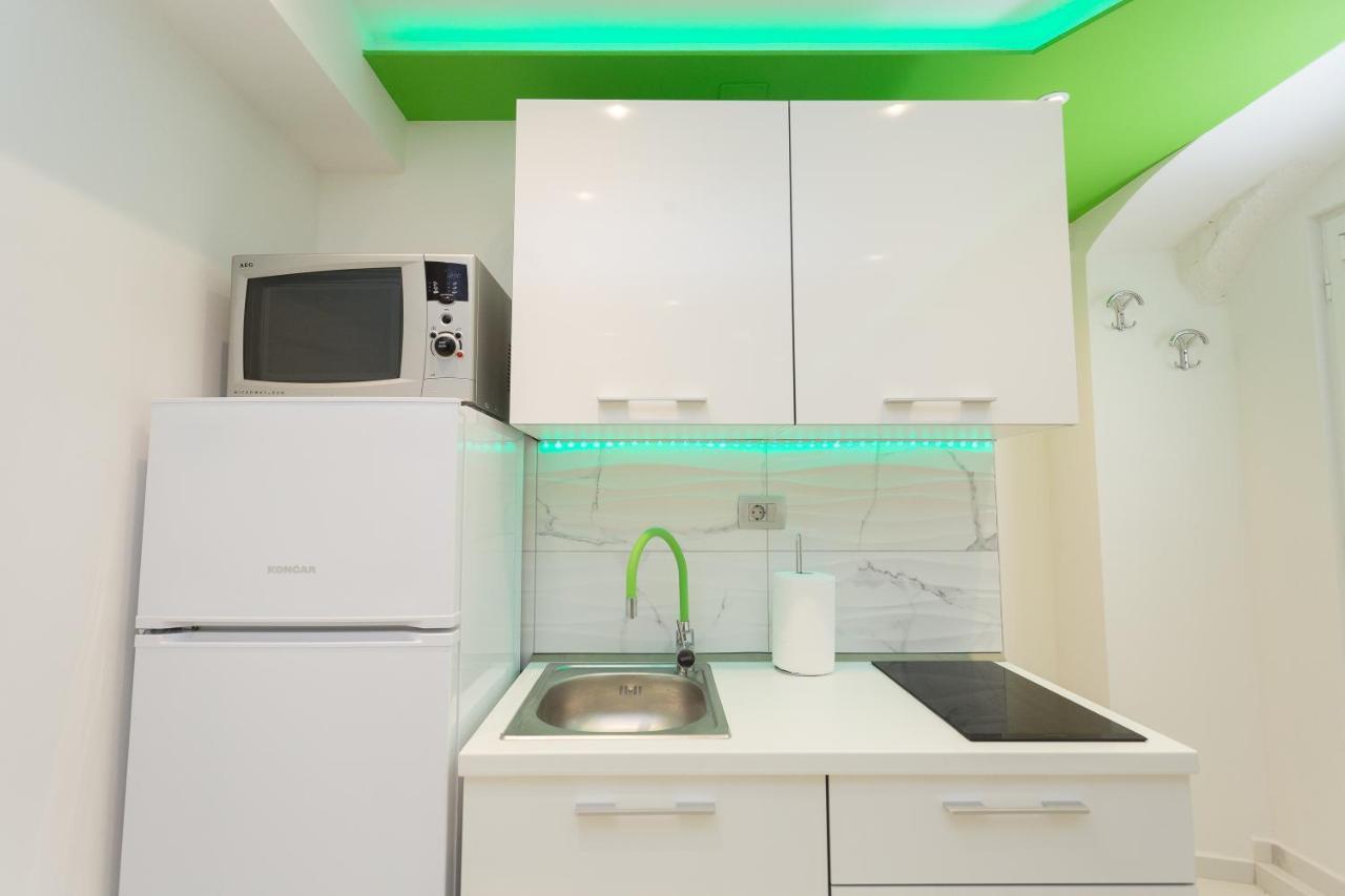 Purple & Apple Green Apartment Split Exterior photo